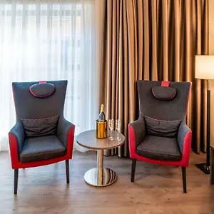 4* מלון Plaza Premium Center